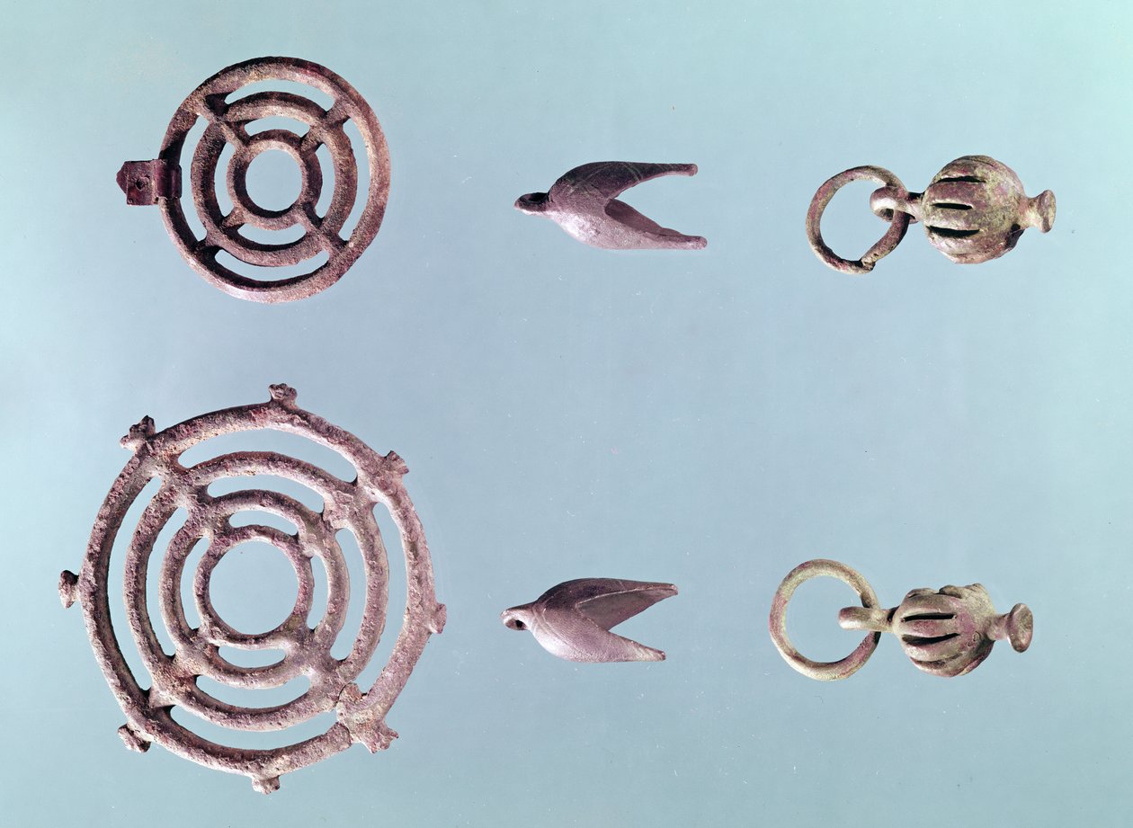 Utvalg av anheng (metall) av Iron Age