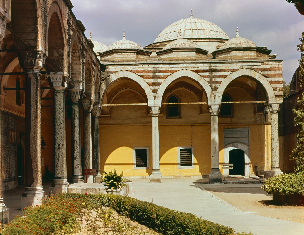 Innvendig gårdsplass til Topkapi-palasset av Islamic School