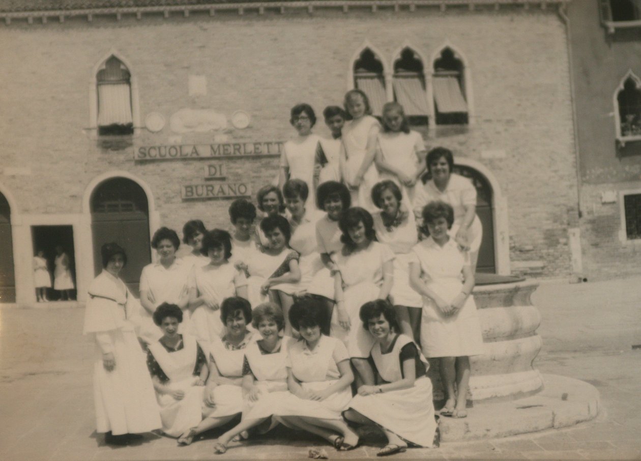 Blondemakere utenfor skolen (sepia-bilde) av Italian Photographer