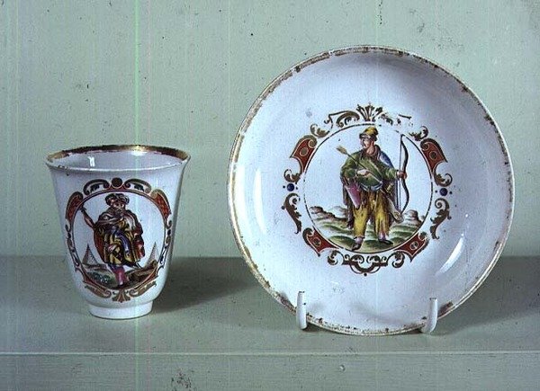 Kopp og tallerken, Vezzi-fabrikken, Venezia, ca. 1725 (porselen) av Italian School
