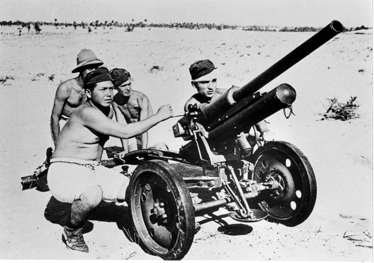 Italiensk antitank i den libyske ørkenen. 1941. av Italian Photographer
