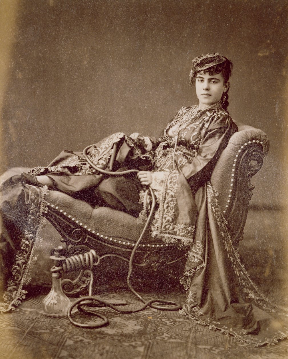 En tyrkisk dame sittende, ca. 1880 (albumintrykk) av J. Pascal Sebah