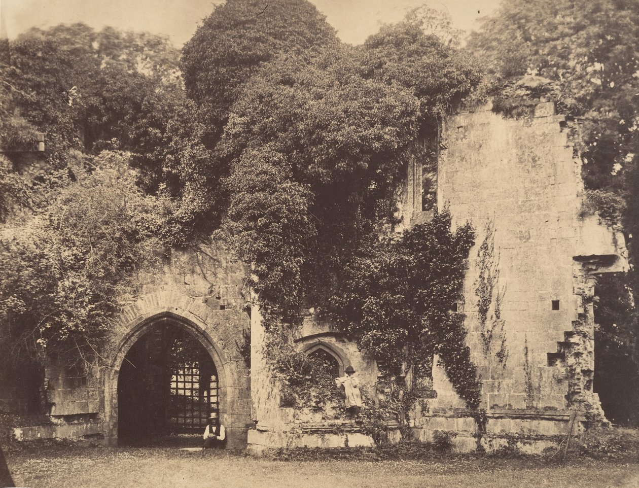 Old Gateway, Raglan Castle, Monmouthshire, 1855. av J. Holden