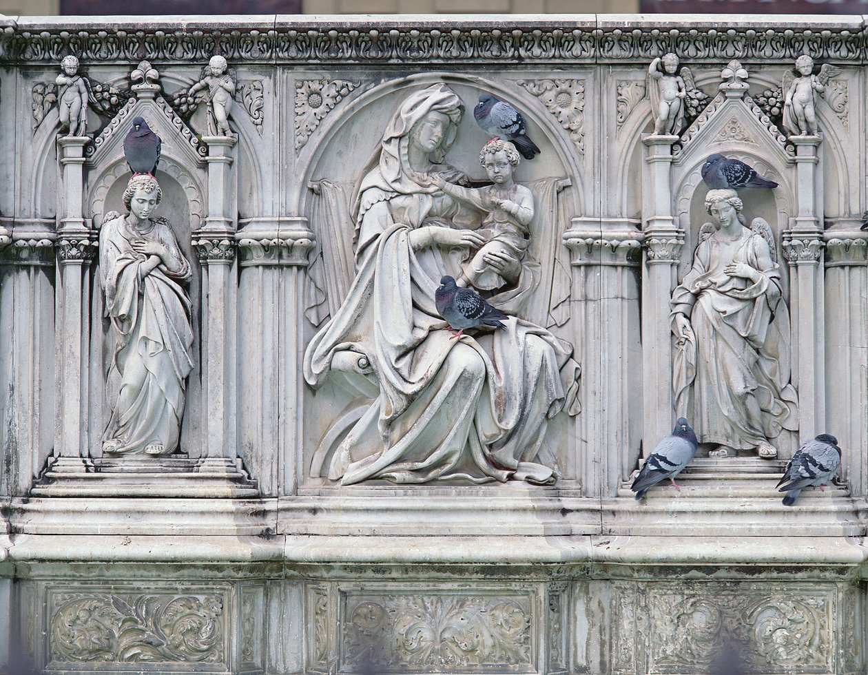 Jomfru og barn med hellige, midtre del av Fonte Gaia, Siena, 1414-19 (marmor) av Jacopo della Quercia