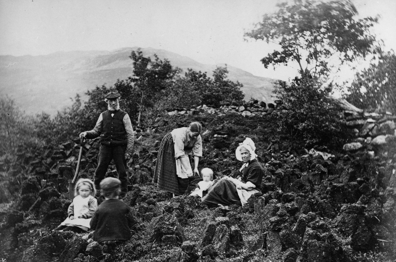 Crofting Family skjærer torv, av James Valentine