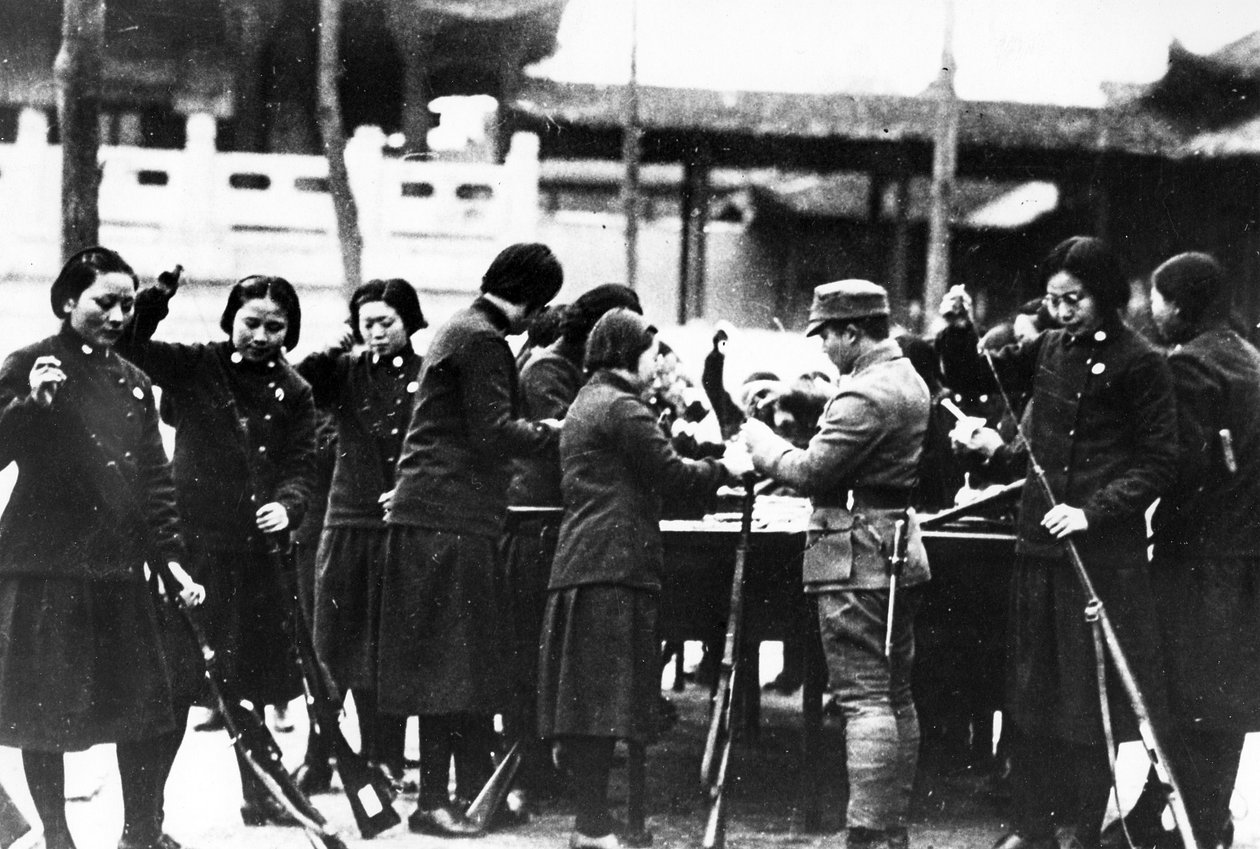 Japanske kvinner som laster rifler, ca. 1920-30 av Japanese Photographer