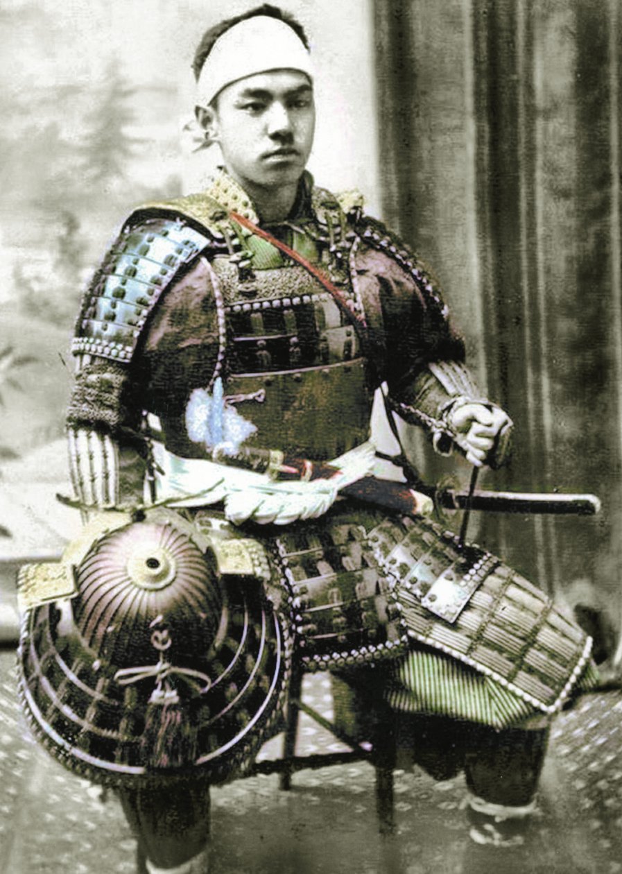 Samurai fra det gamle Japan bevæpnet med full kroppsrustning, ca. 1880 (håndfarget albumbilde) av Japanese Photographer