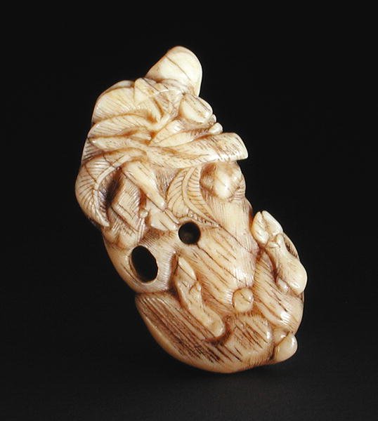 Netsuke som viser et liggende villsvin, ca. 1750-80 (narwahl horn) (base fra 193827) av Japanese School
