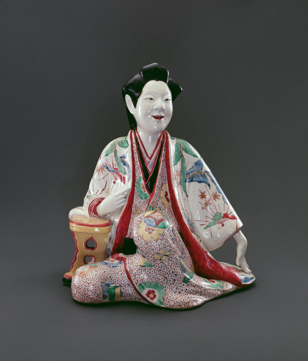 Sittende figur, Edo-perioden (1615-1868), ca. 1670-90 (porselen med overglasur emaljer og forgylt) av Japanese School