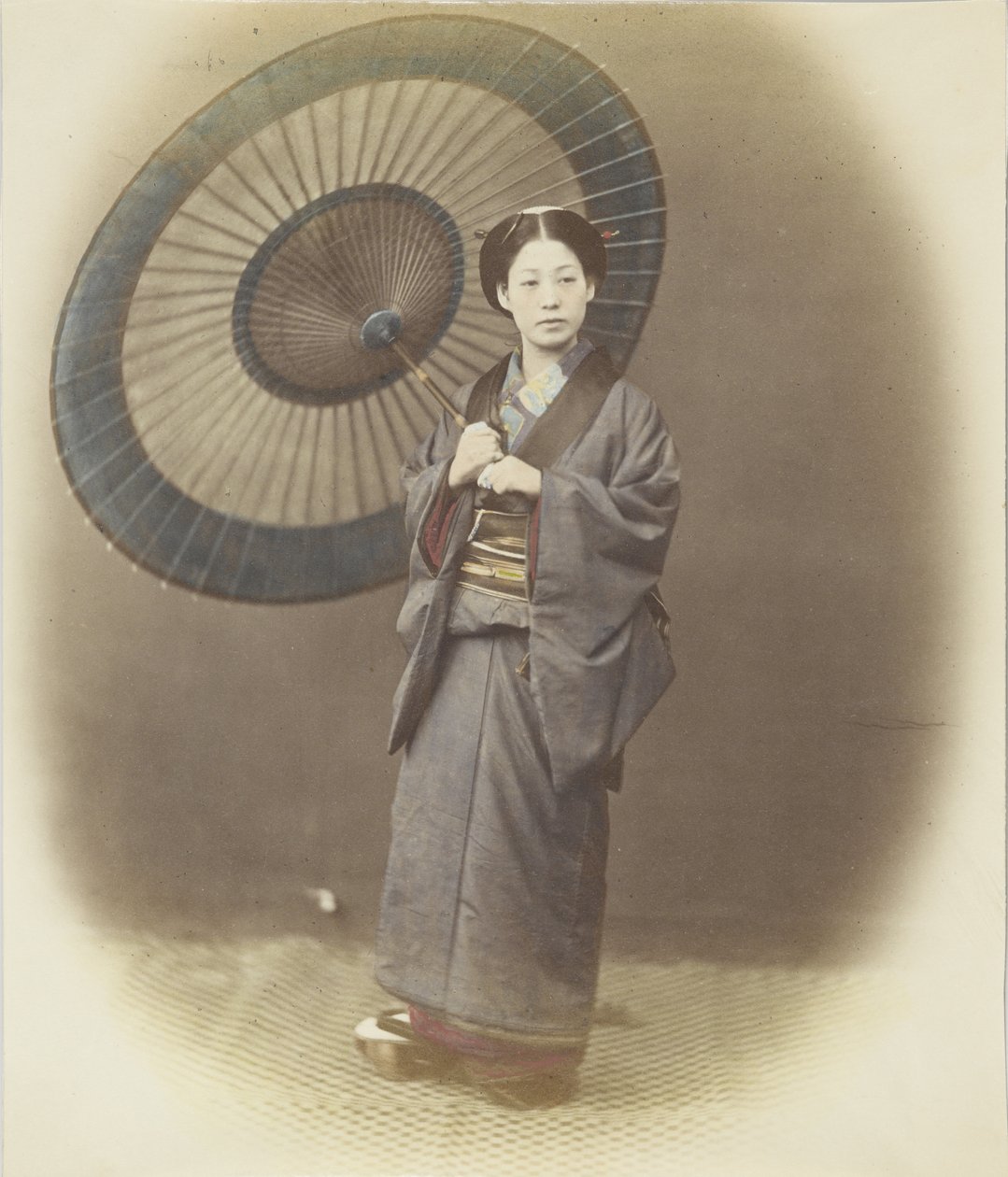 Japansk kvinne med paraply (håndfarget s/h-bilde) av Japanese Photographer