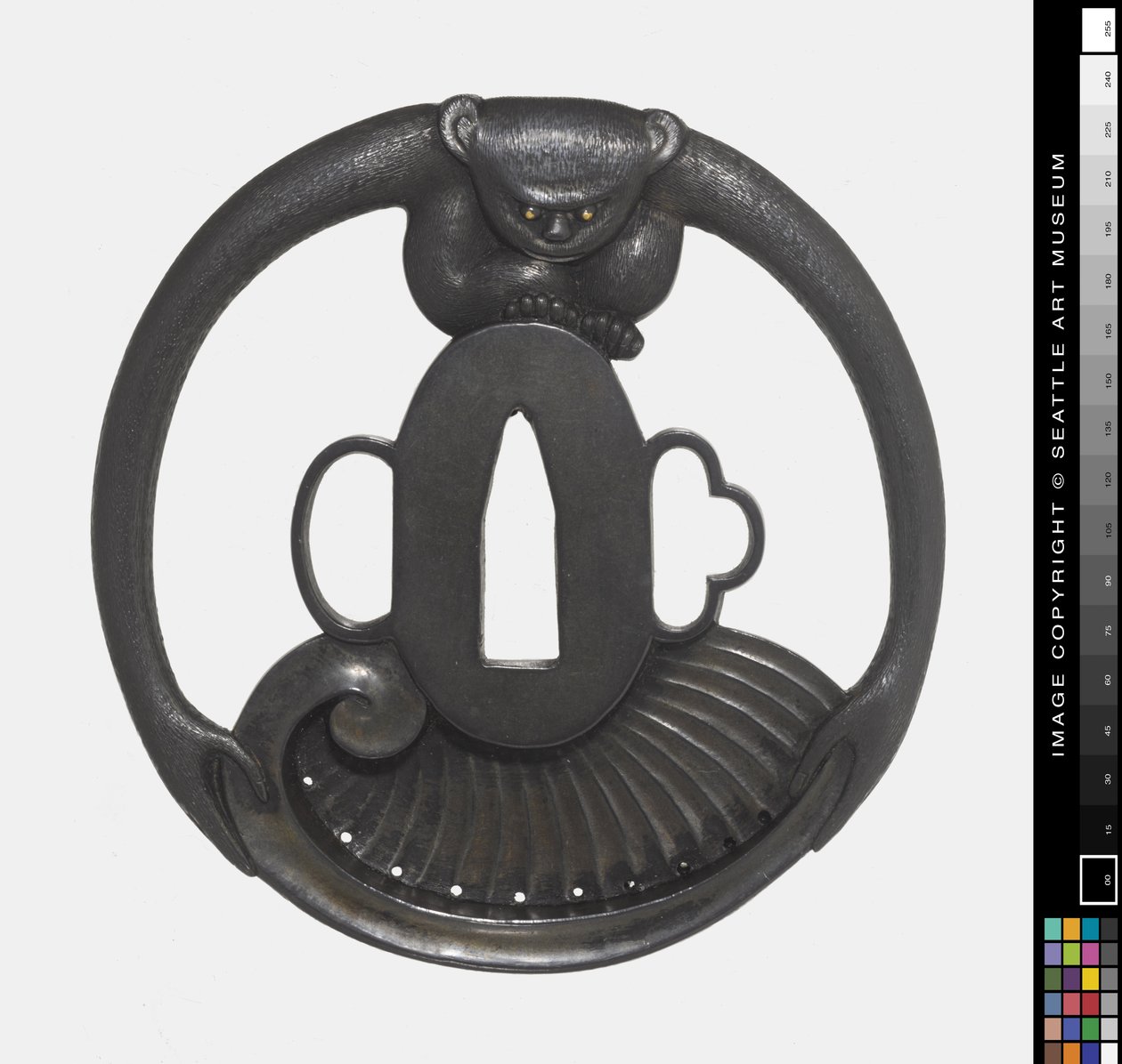 Tsuba: Monkey Holding Shell av Japanese School
