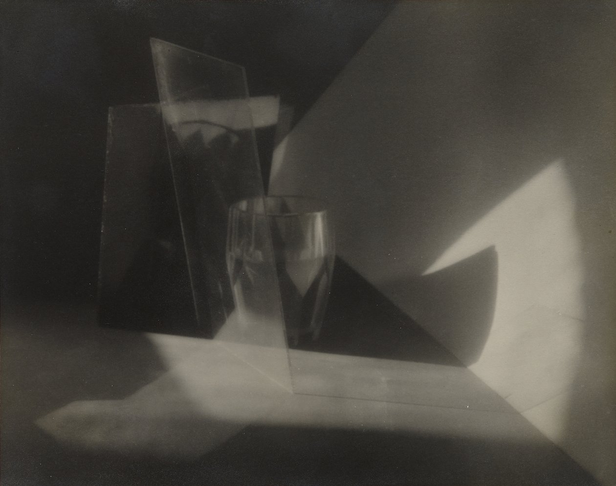 [Still-Life Abstraksjon], ca. 1923 (gelatinsølvtrykk) av Jaromir Funke