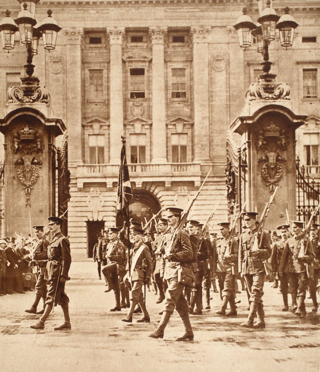 King Edward VIII Carrying the Color på Buckingham Palace, da han ble satt i oppdrag i Grenadier Guards, 1914 av Jean Gaspard Lavater