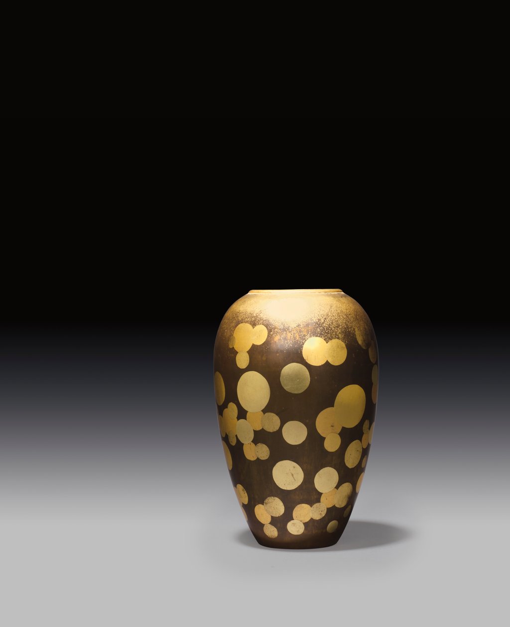 Vase, ca. 1925 (lakkert metall) av Jean Dunand
