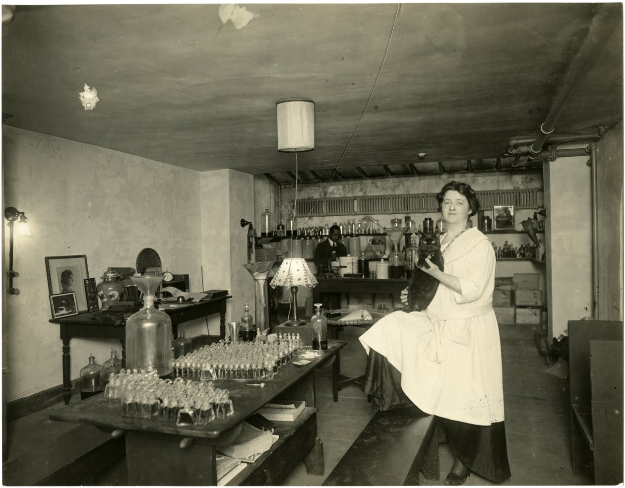Ann Haviland, parfymemaker, ca. 1915-28 av Jessie Tarbox Beals