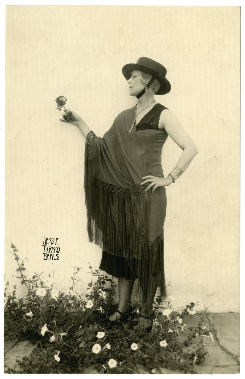 Kvinne som holder en blomst, ca. 1905-40 av Jessie Tarbox Beals