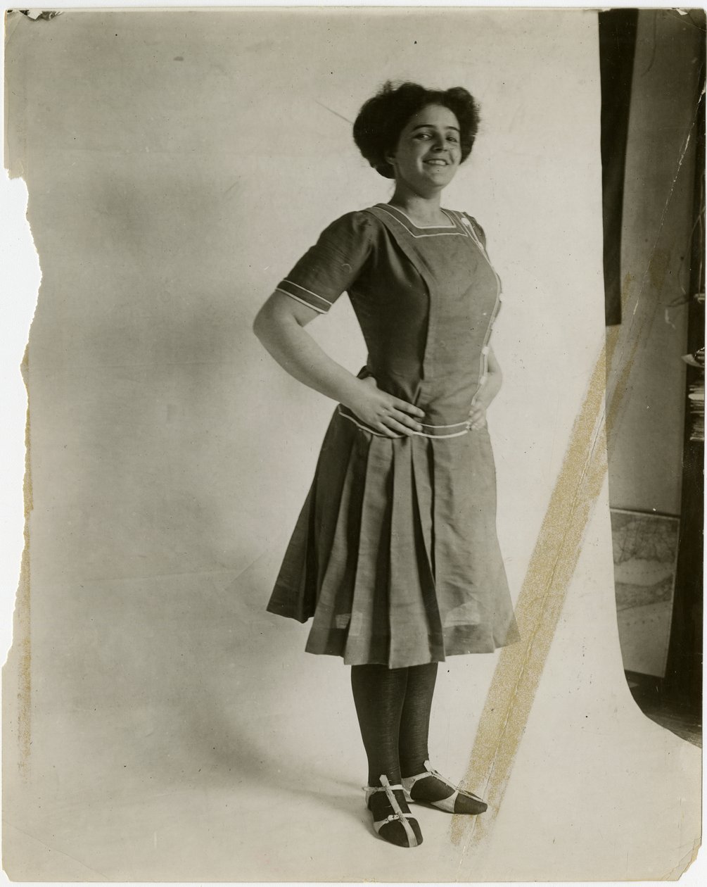 modell med armer akimbo, ca. 1905-11 av Jessie Tarbox Beals