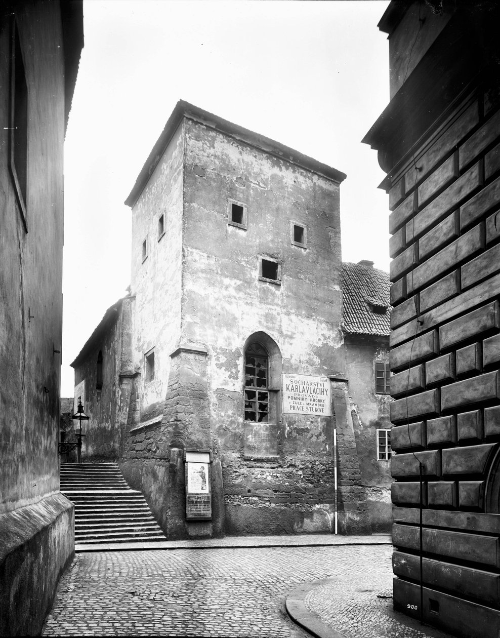 Romansk kapell i St. Lazarus mellom Lazarská -gaten og Karlstorget ble revet med det tilstøtende sykehuset i 1901 av Jindřich Eckert