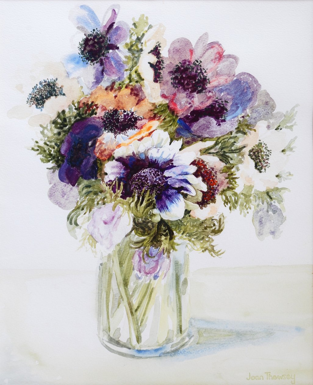 Anemoner i en glassmugge, 2000, av Joan Thewsey