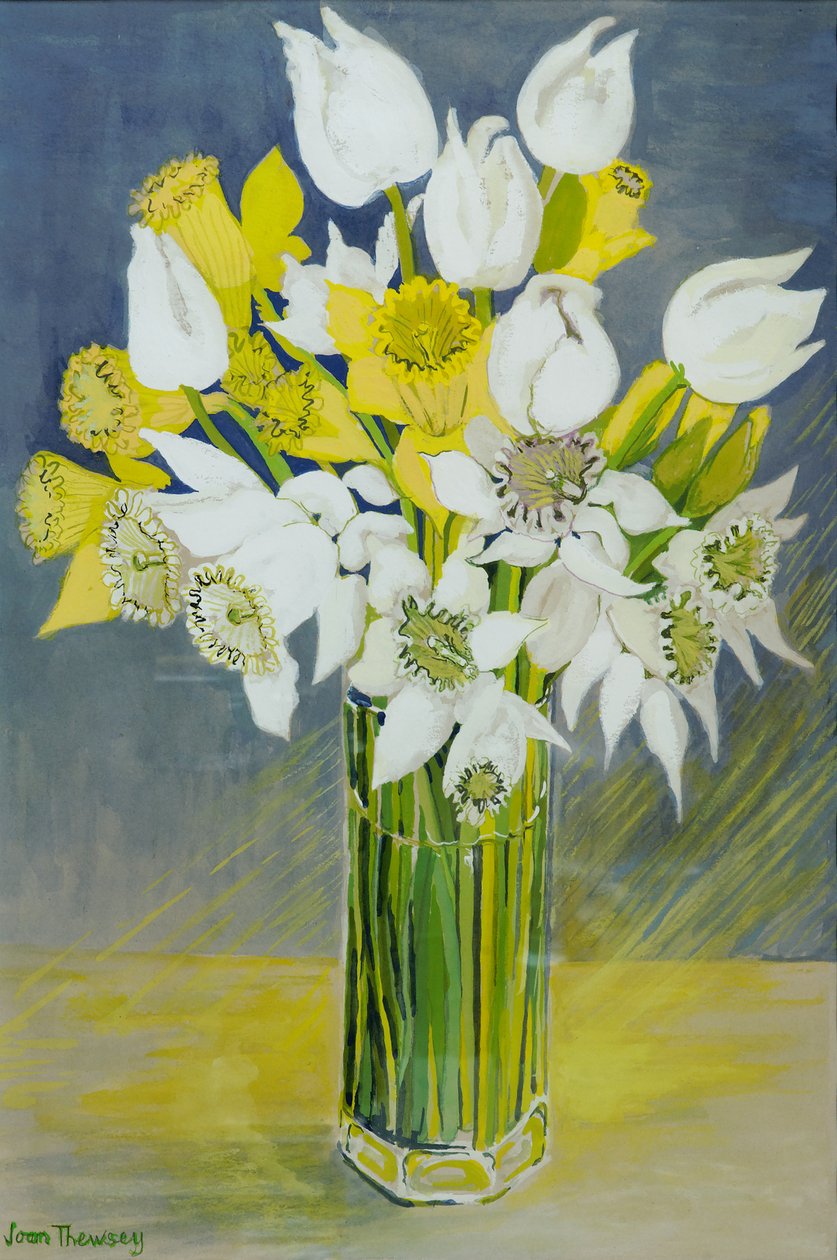 Påskeliljer og hvite tulipaner i en åttekantet glassvase av Joan Thewsey
