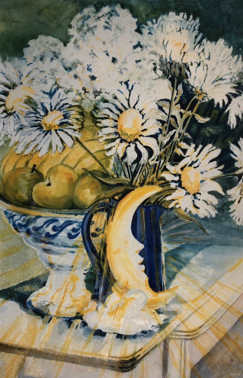 Marguerites i en blå mugge med en månelampe, (gouache) av Joan Thewsey