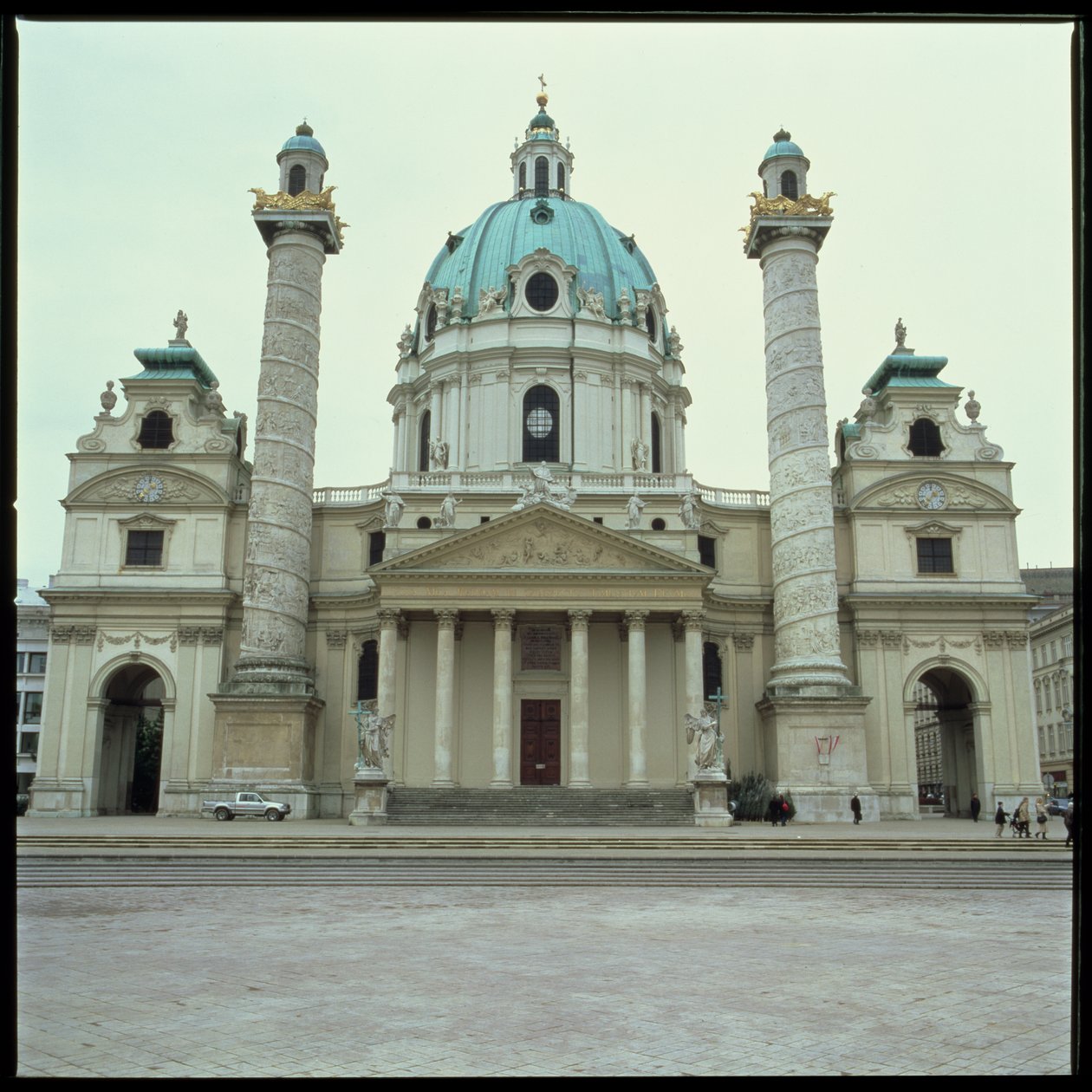 Karlskirche, bygget 1714-37 av Johann Bernhard Fischer von Erlach