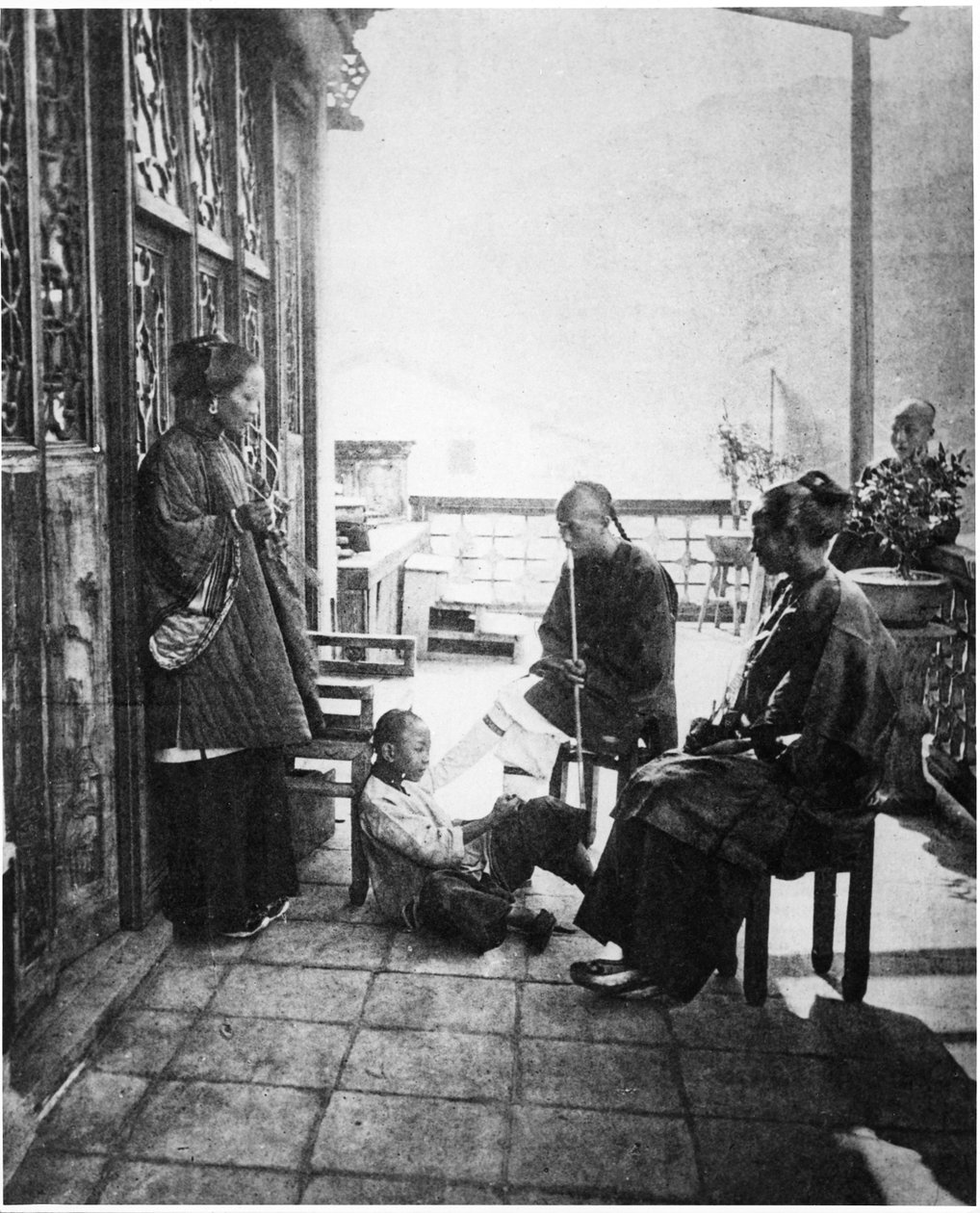 Etter middagen samling på verandaen til en kinesers hus, ca. 1867-72 av John Thomson