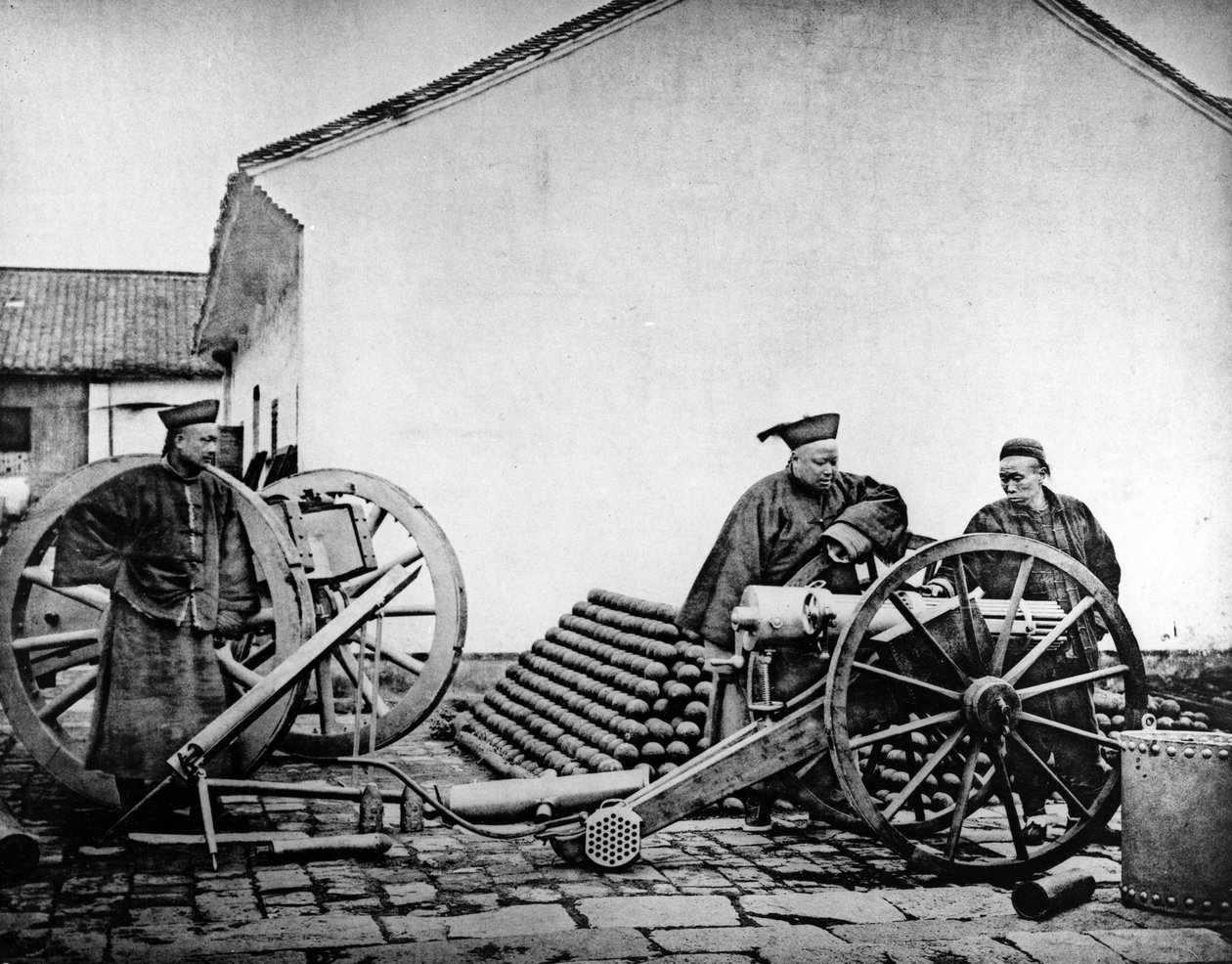 NaN Jing arsenal, 1872 av John Thomson