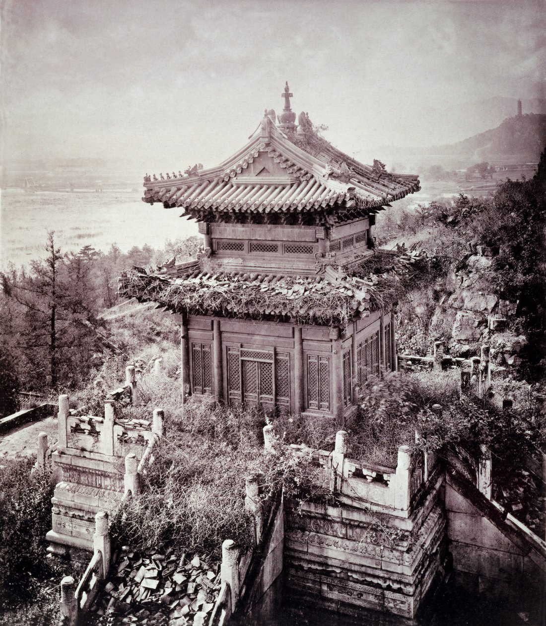 Overgrodd Pagoda, ca. 1855-65 (kollotype) av John Thomson