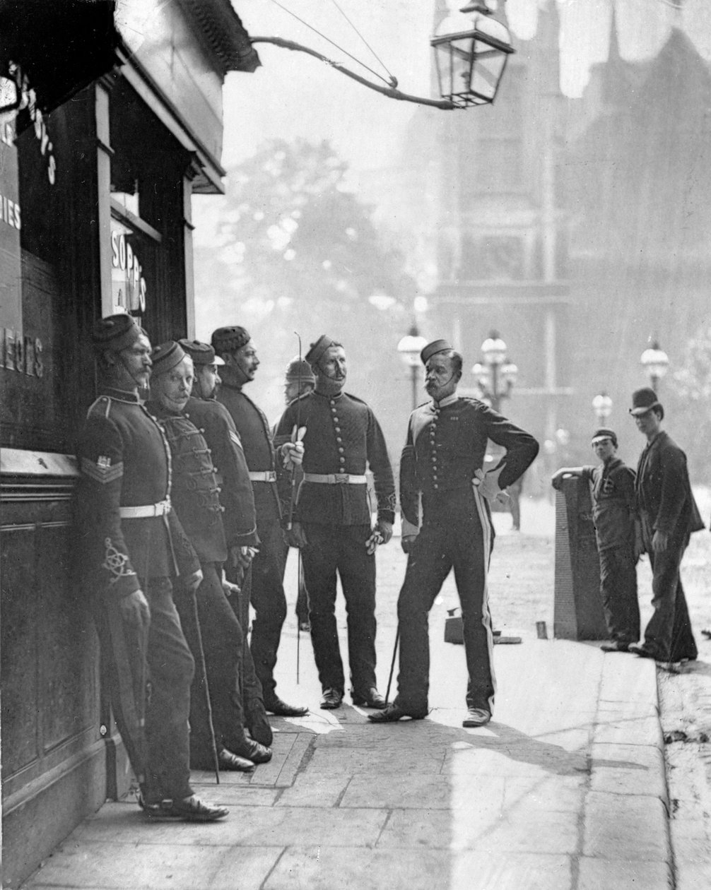 Rekrutteringssersjanter, 1877 av John Thomson