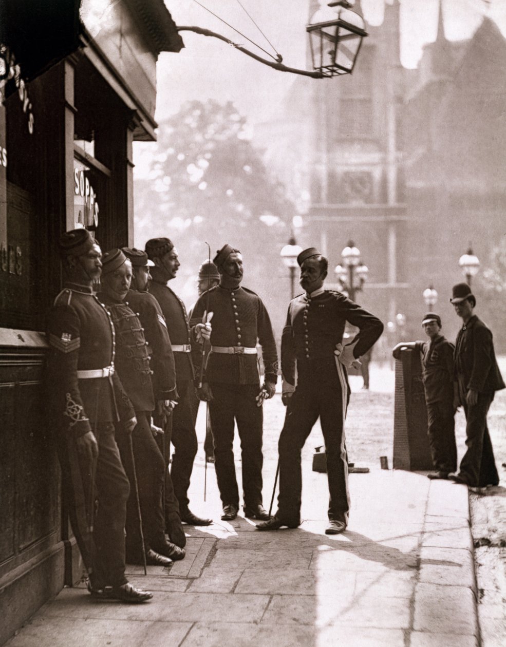 Rekrutteringssersjanter i Westminster, 1876-77 (woodburytype) av John Thomson
