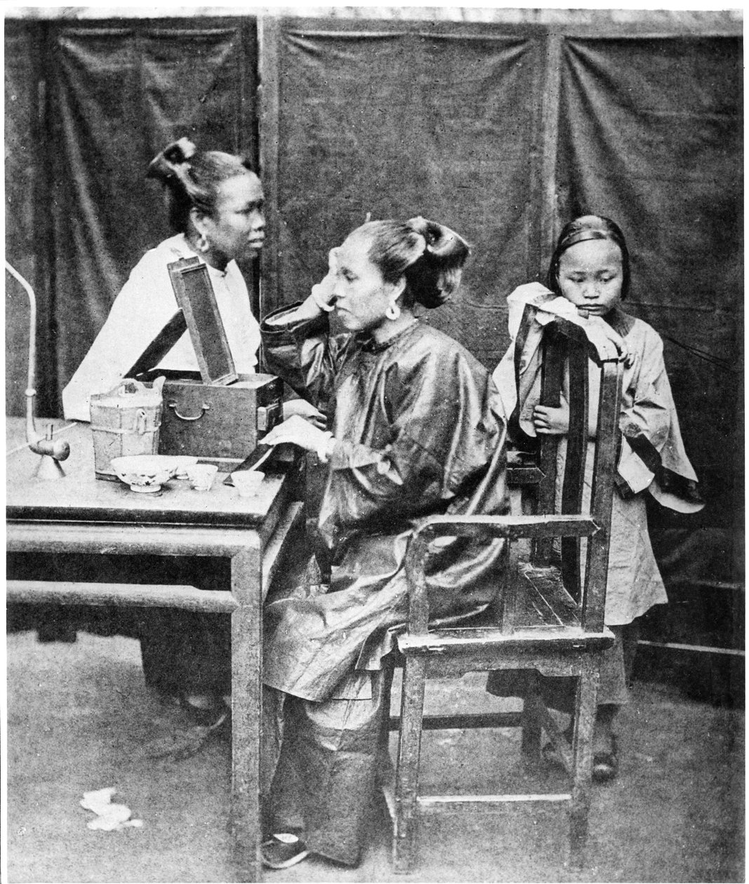 Toalettet, ca. 1867-72 av John Thomson
