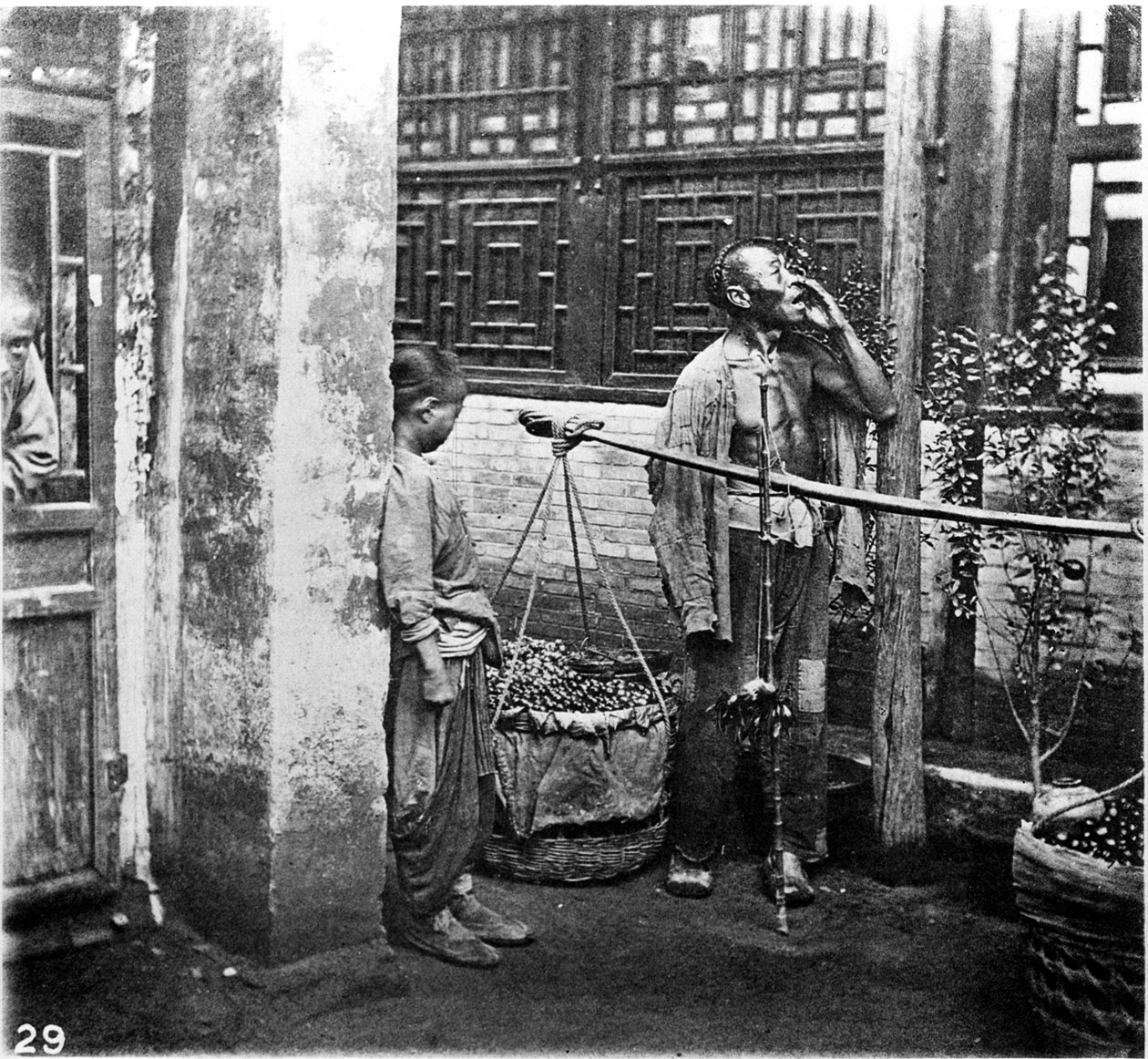 Kina, kjøpmenn gråter, ca. 1870 (bilde) av John Thomson