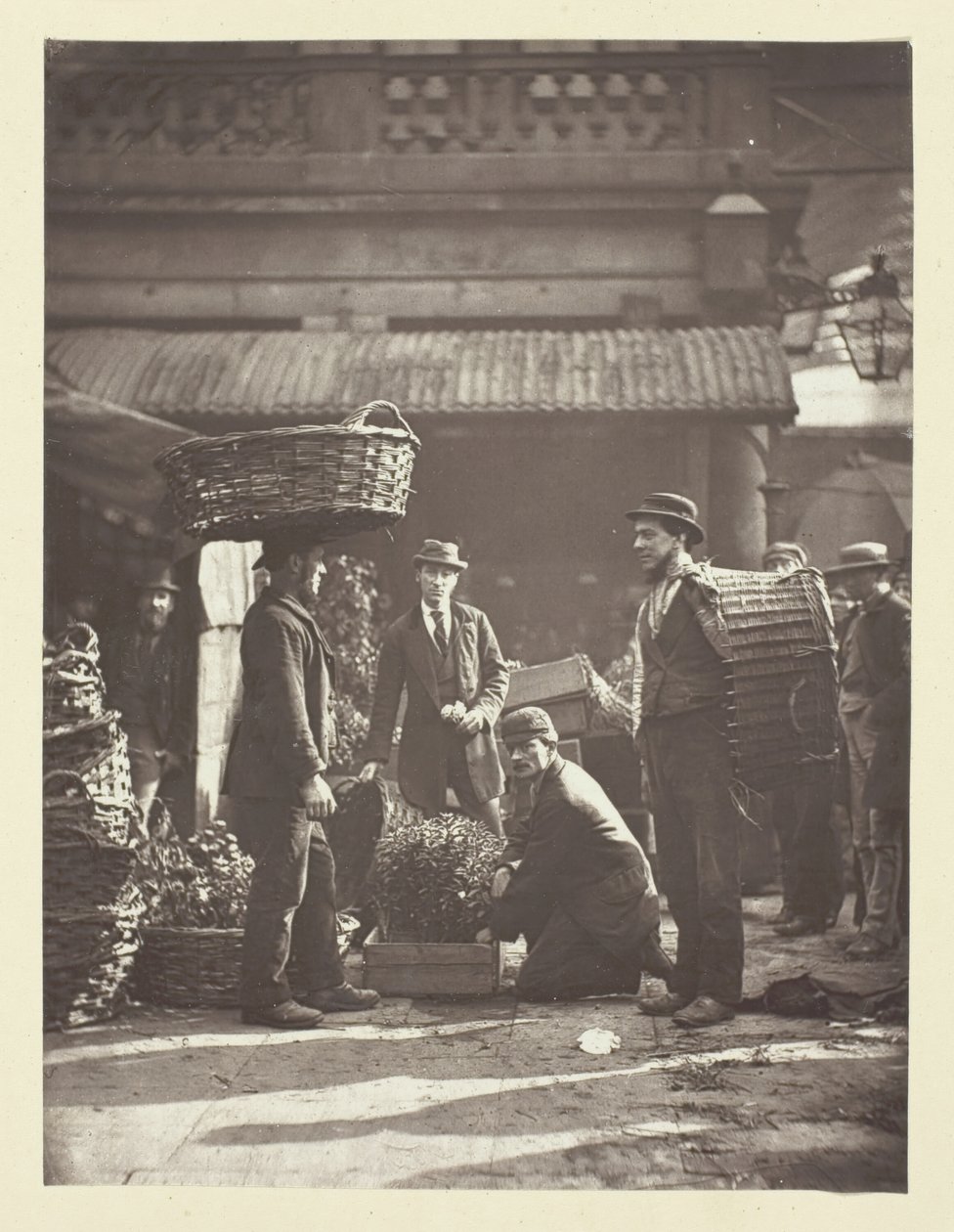 Covent Garden Labourers, 1881. av John Thomson