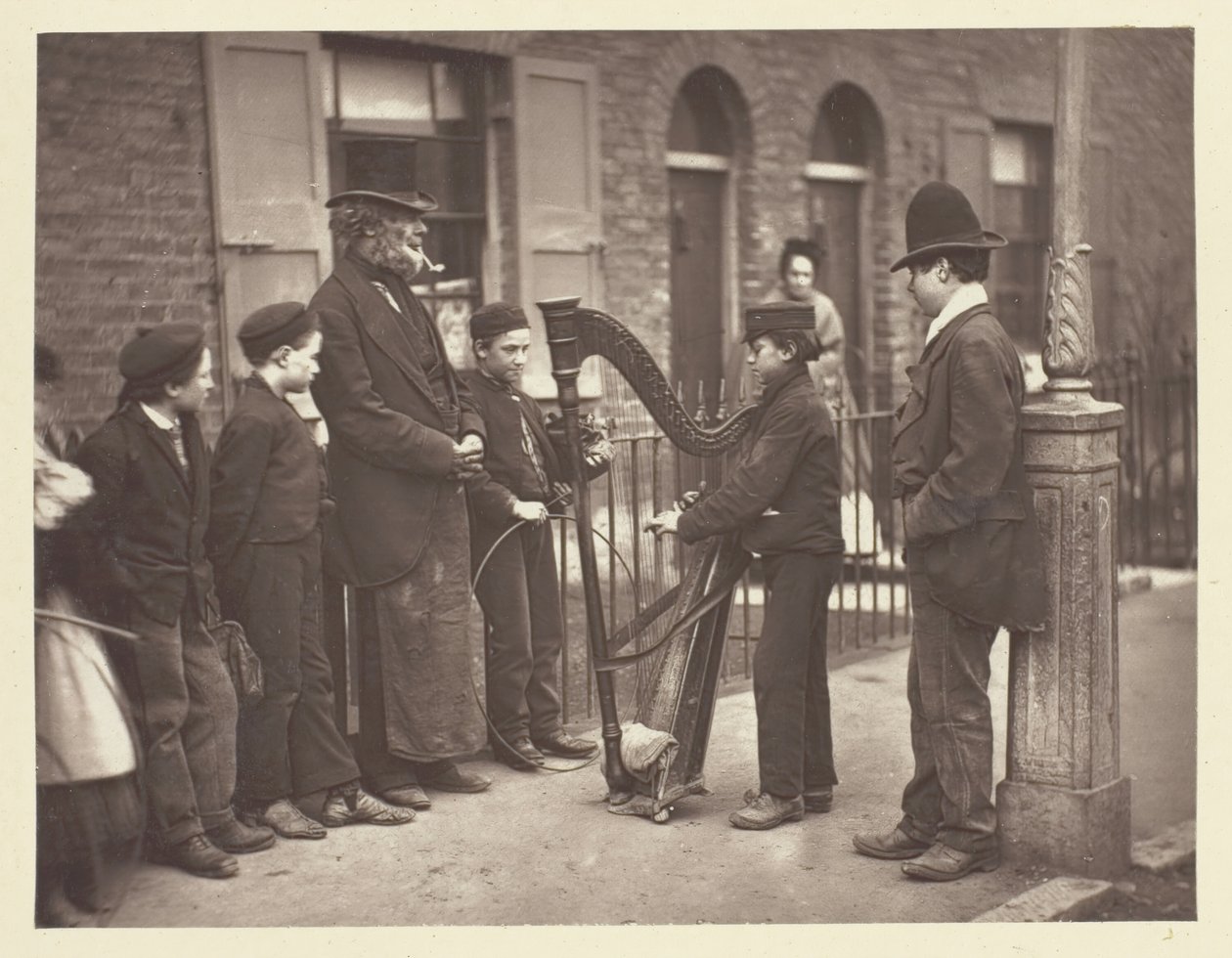 Halian Street Musicians, 1881. av John Thomson