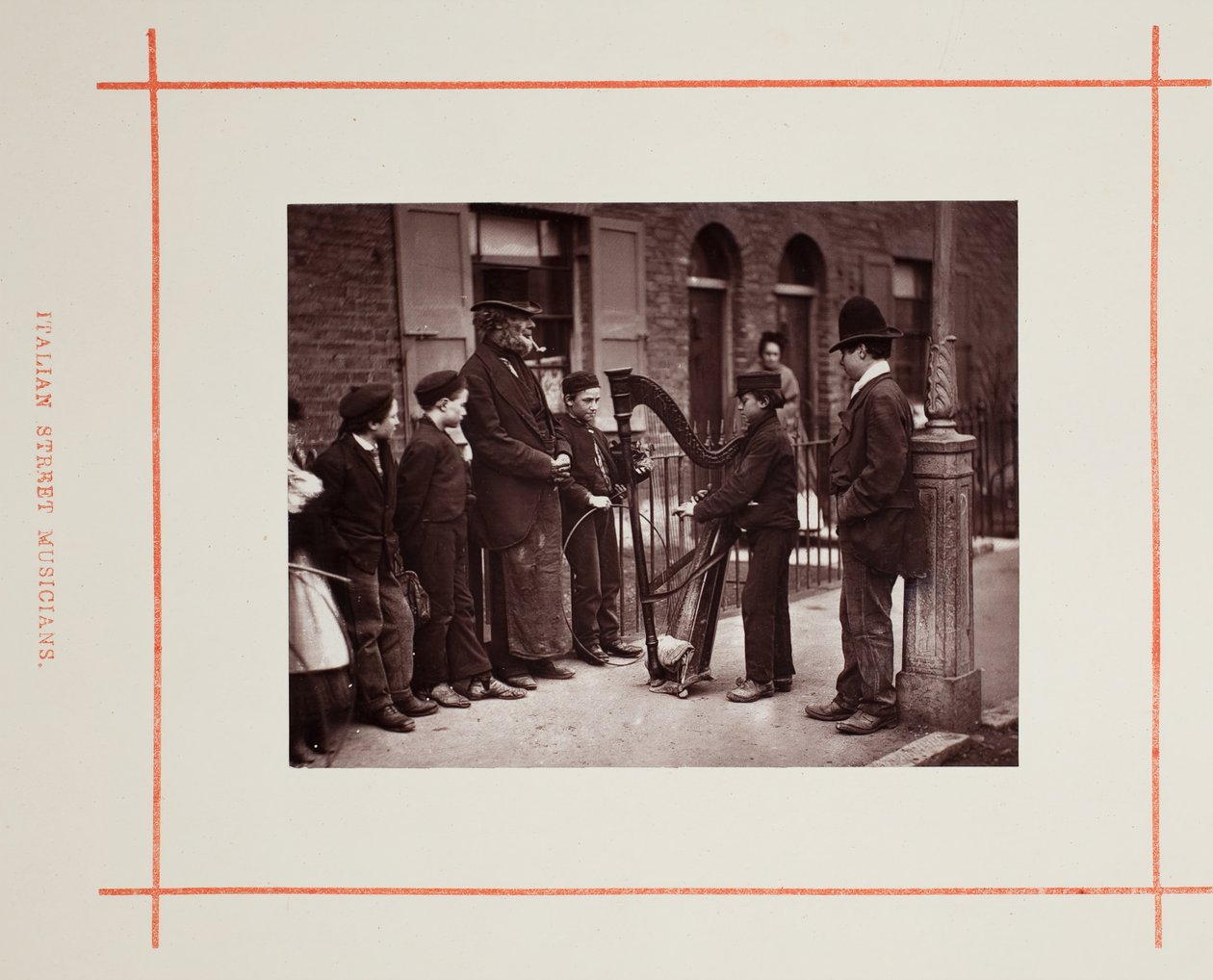 Italienske gatemusikere, 1877. av John Thomson