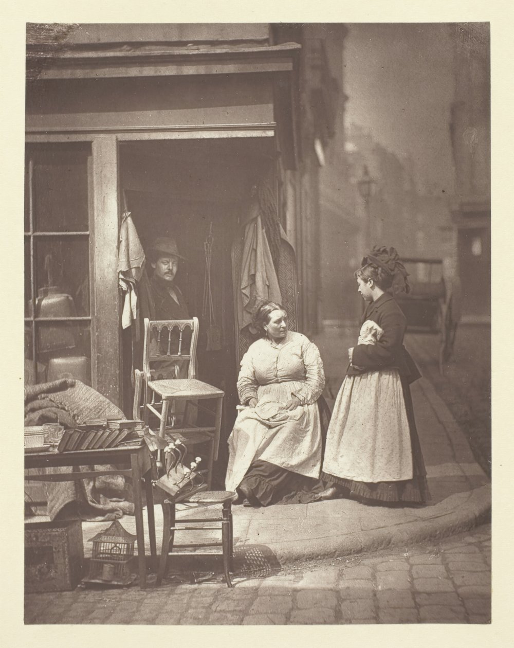 Gamle møbler, 1881. av John Thomson