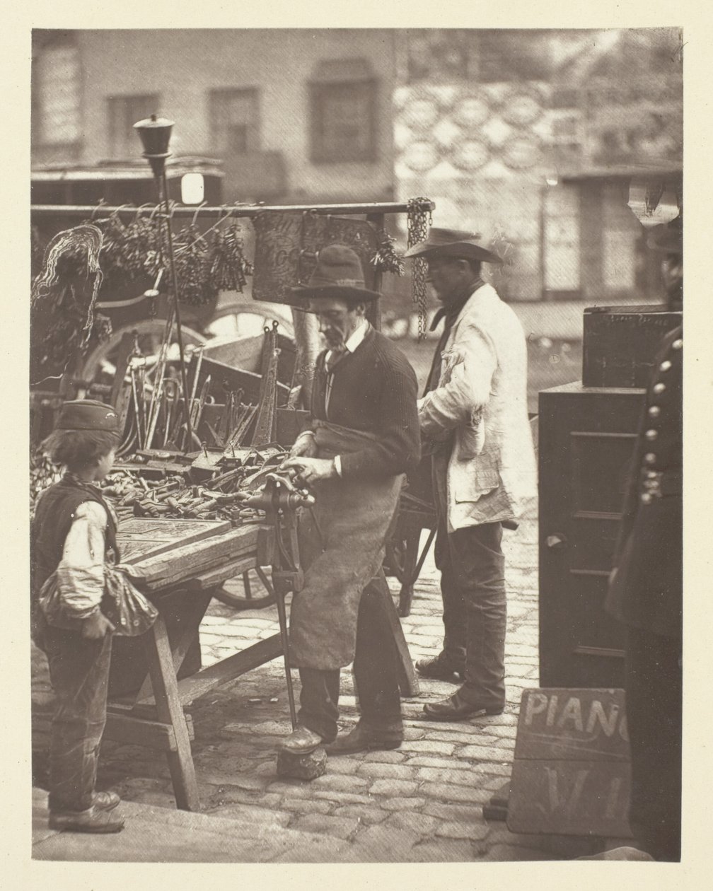 Gatelåsesmeden av John Thomson