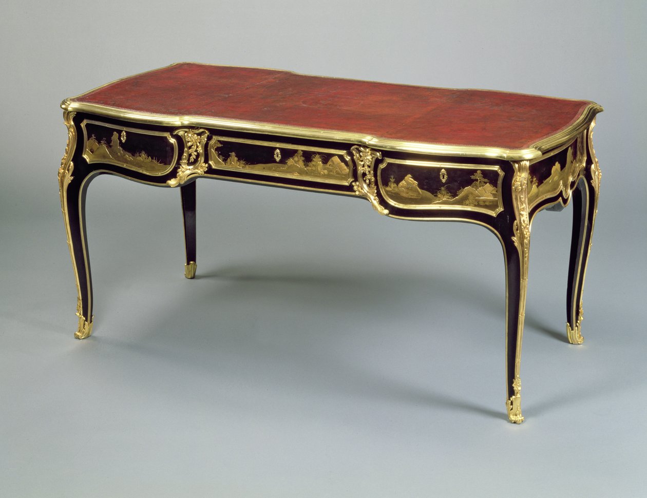 Louis XV Bureau Plat, ca. 1775 (lakkert, ebonisert tre) av Joseph Baumhauer