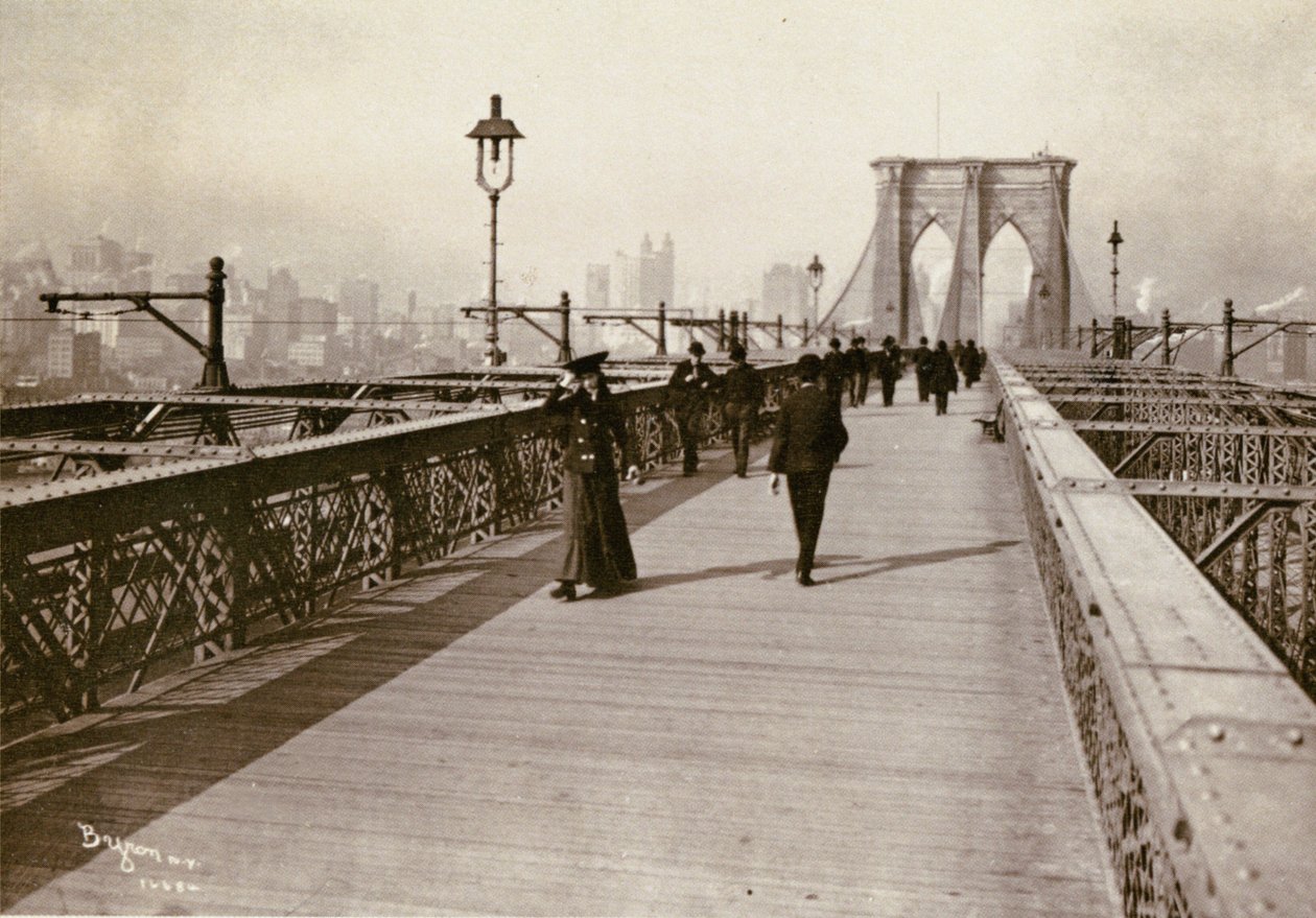 Brooklyn Bridge Promenade, med utsikt mot Manhattan, 1903 (bw postkort) av Joseph Byron