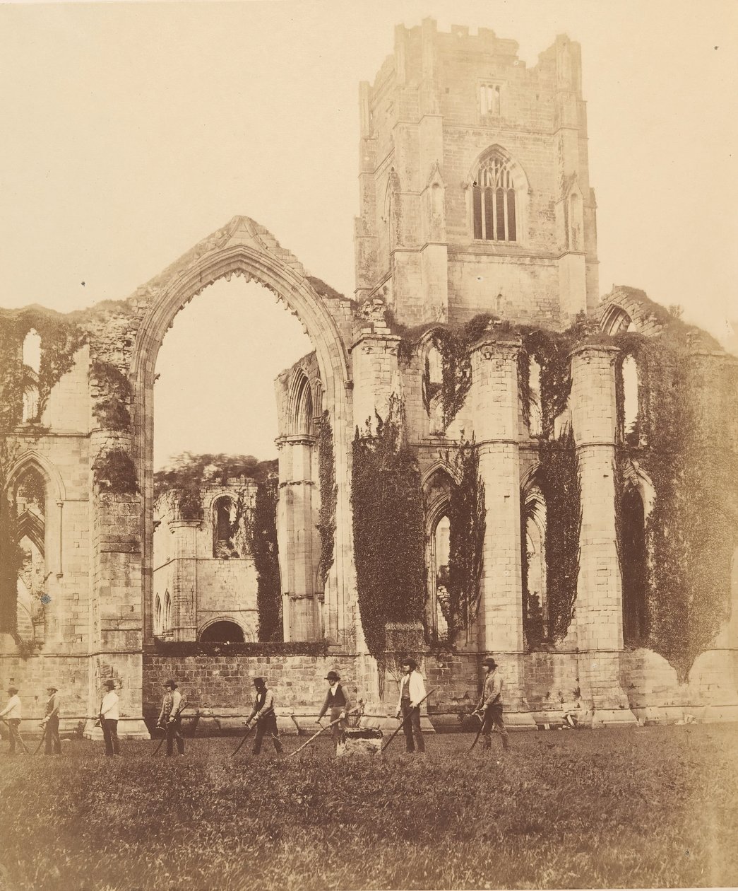 Fountains Abbey. Østvindu og tårn, 1850-tallet. av Joseph Cundall