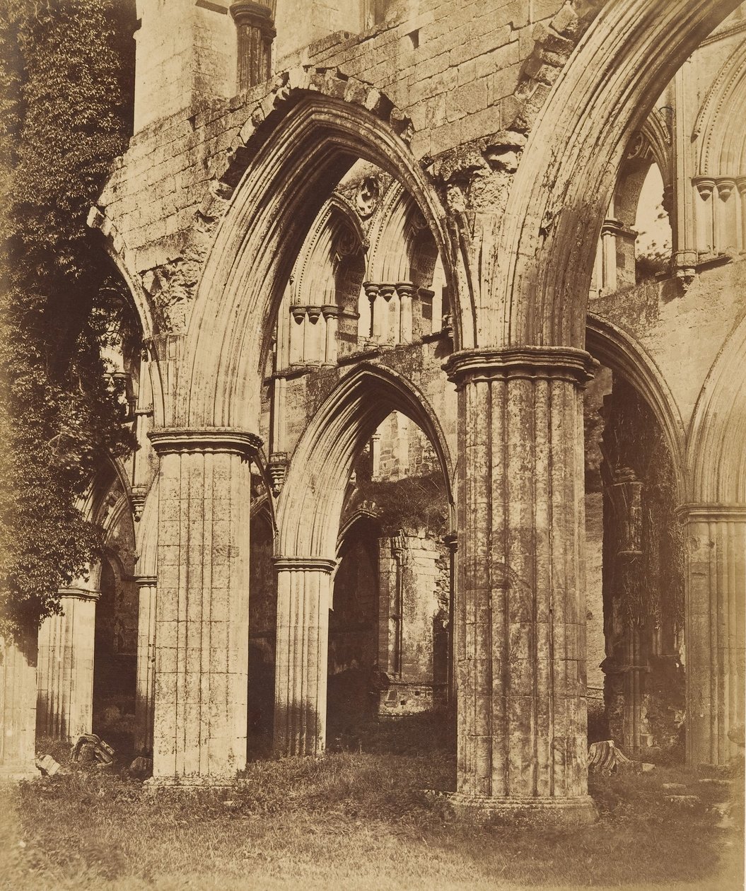 Rievaulx Abbey. Ser over koret, 1850-tallet. av Joseph Cundall