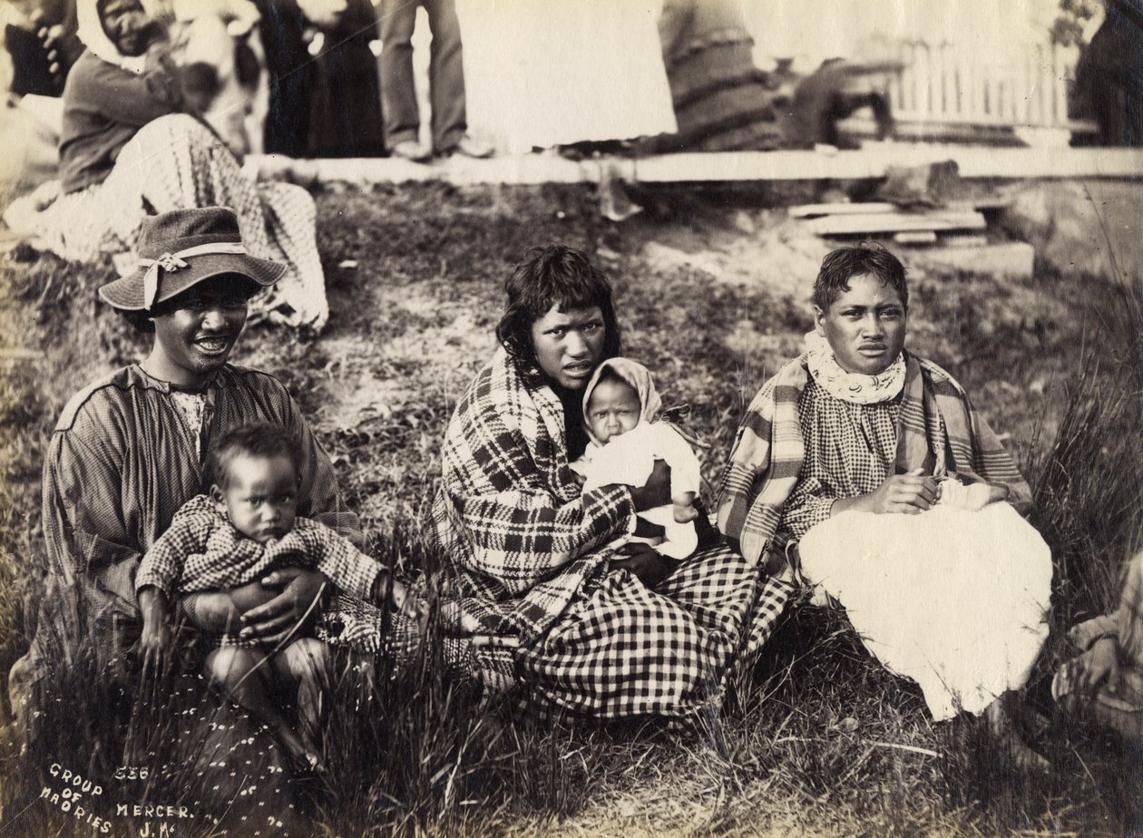 Group of Maories, Mercer, ca. 1895 (albumtrykk) av Josiah Martin