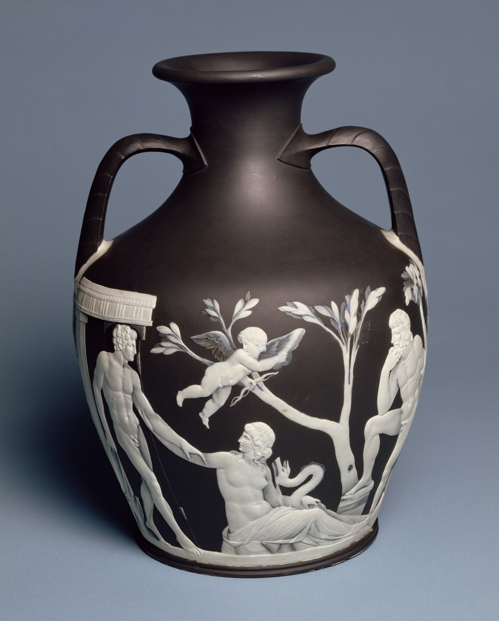 Portland Vase, eid av Erasmus Darwin, kopi av originalen i British Museum, Etruria, ca. 1789-90 (svart jaspis med påført hvit jaspis) av Josiah Wedgwood