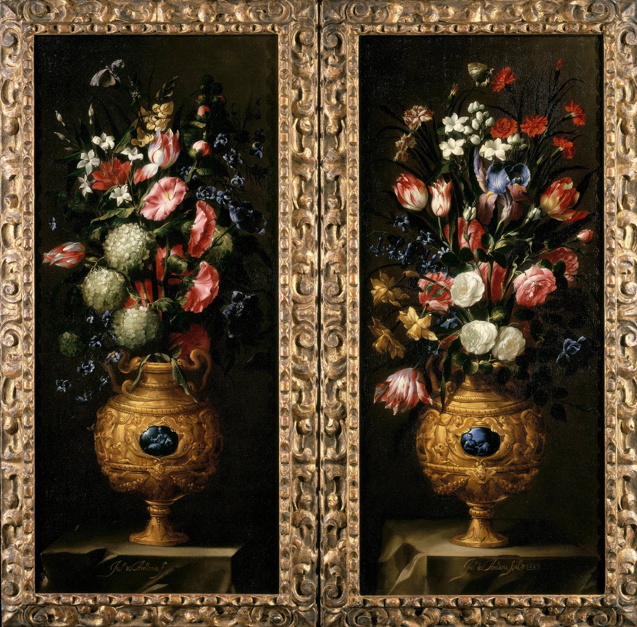 Et par stilleben av blomster i dekorative gullvaser med lapiz-kartusjer av Juan de Arellano
