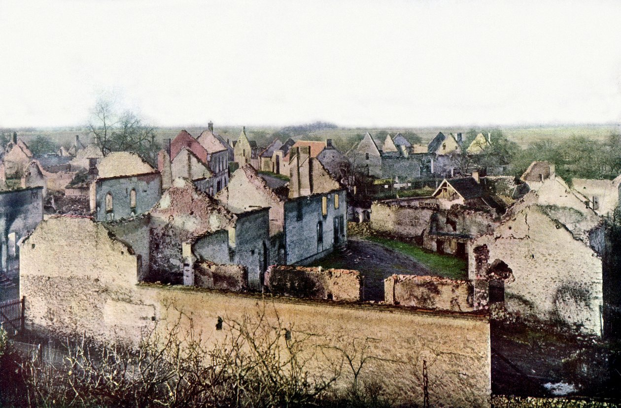 Den sterkt skadede landsbyen Châtillon-sur-Morin, sør for Esternay under slaget ved Marne øst for Paris, september 1914 (autokrom) av Jules Gervais Courtellemont