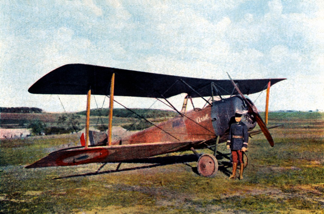 Kaptein Robert de Beauchamp sammen med sin britiske Sopwith-jager etter at han kom tilbake fra et bombeangrep på Essen, kort tid før hans død i Verdun, september 1916 (autokrom) av Jules Gervais Courtellemont