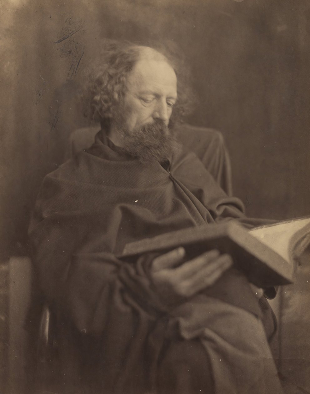 Tennyson Reading, 1865. av Julia Margaret Cameron