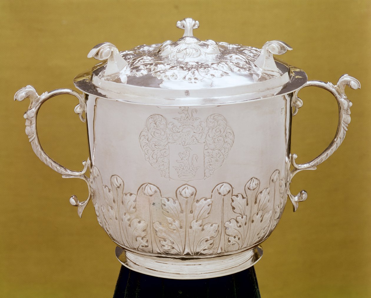 To-hånds kopp og deksel, ca. 1695 (sølv) av Jurian Blanck