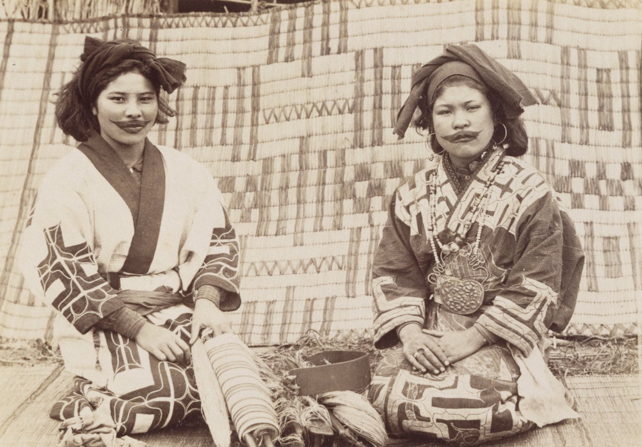 Ainu kvinner, ca. 1890-tallet (gelatinsølvtrykk) av Kenzô Tamoto